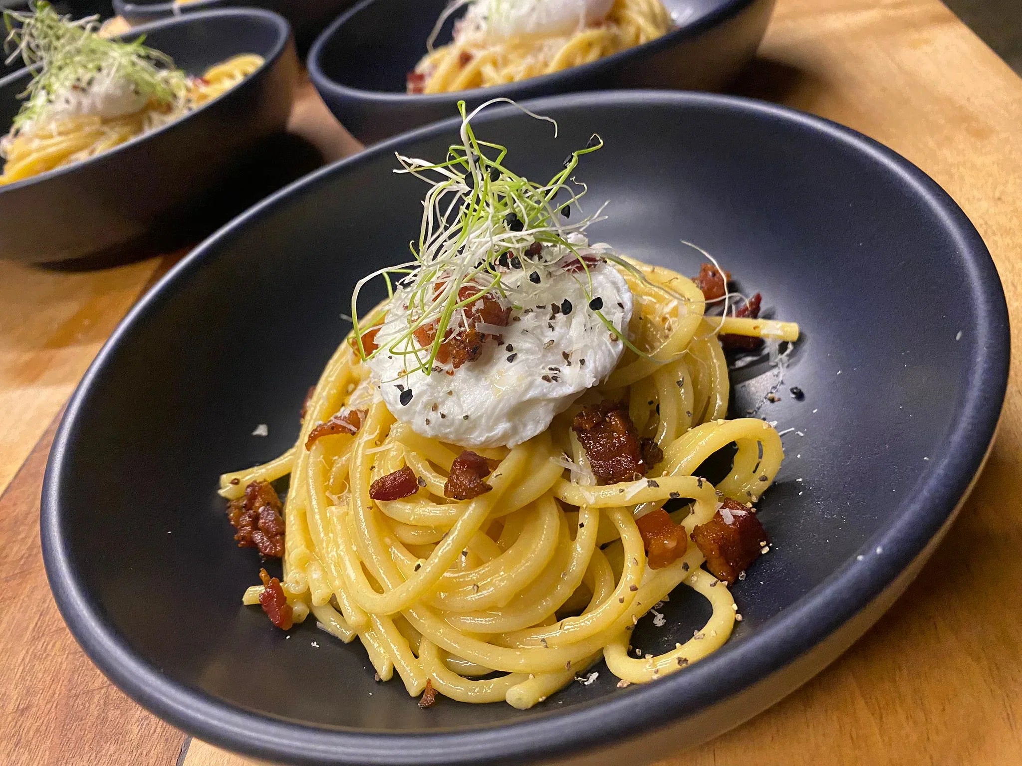 Carbonara Clásica con Huevo Poché